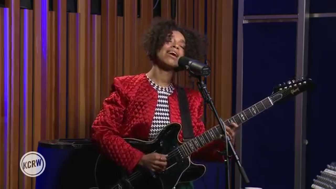 Lianne La Havas performing 