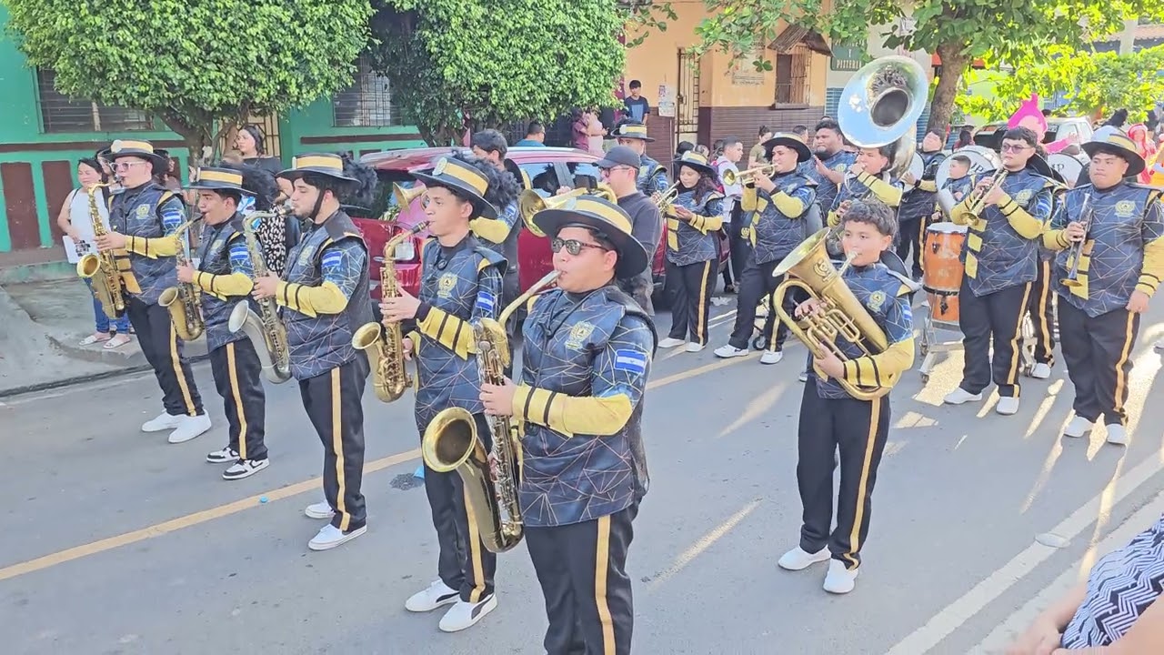 La Banda Más Solicitada en El Salvador 🇸🇻✌️😱  #desfile #baile #bastoneras 