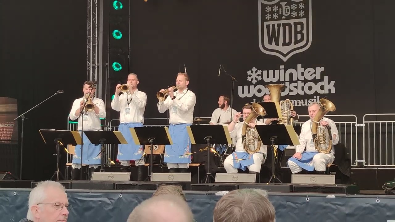 Leise wird es nie, Eine kleine Dorfmusik am Winterwoodstock der Blasmusik 2024