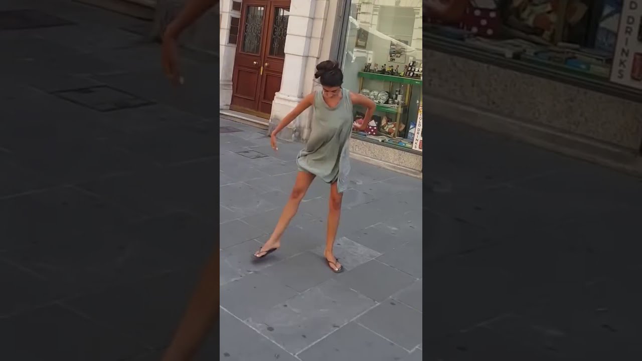 Sente della musica per strada e quello che fa è toccante!!
