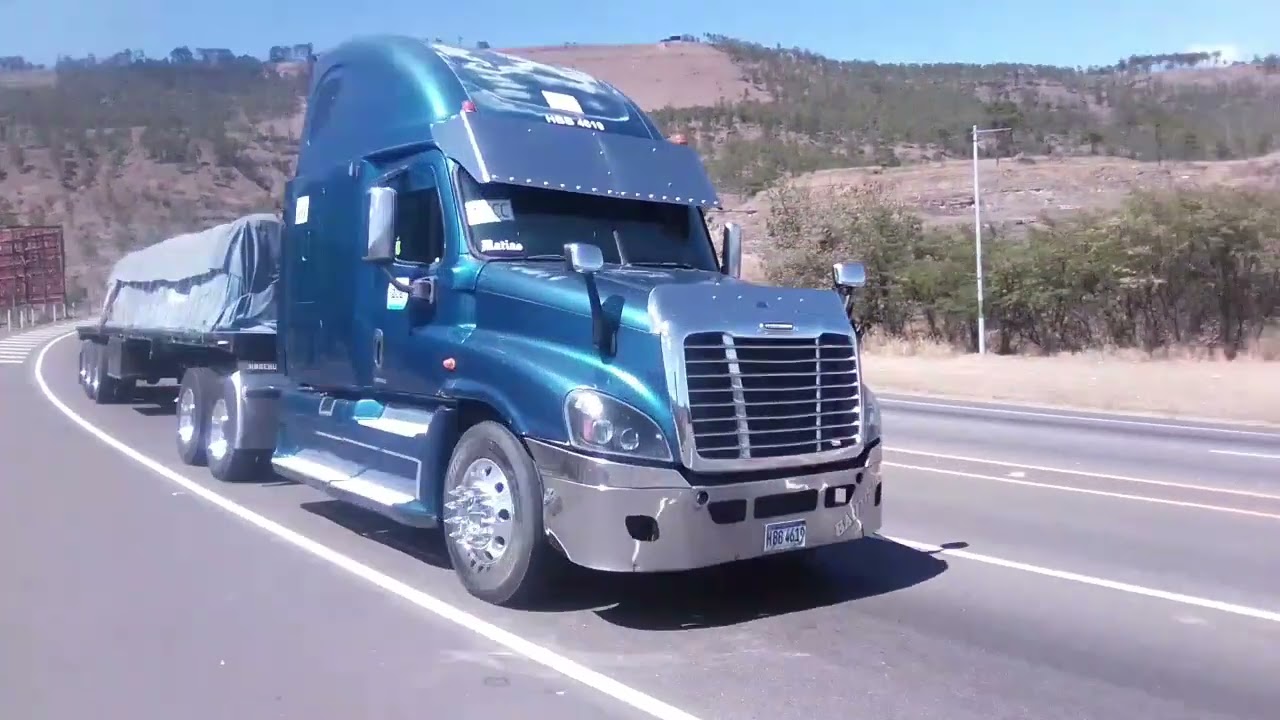Los mejores trailers y buses subiendo el Reventón #trailer #viral #busea #carretera #honduras #feed