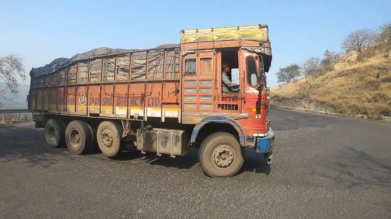 कन्नड घाटातील 12 टायरी ट्रक