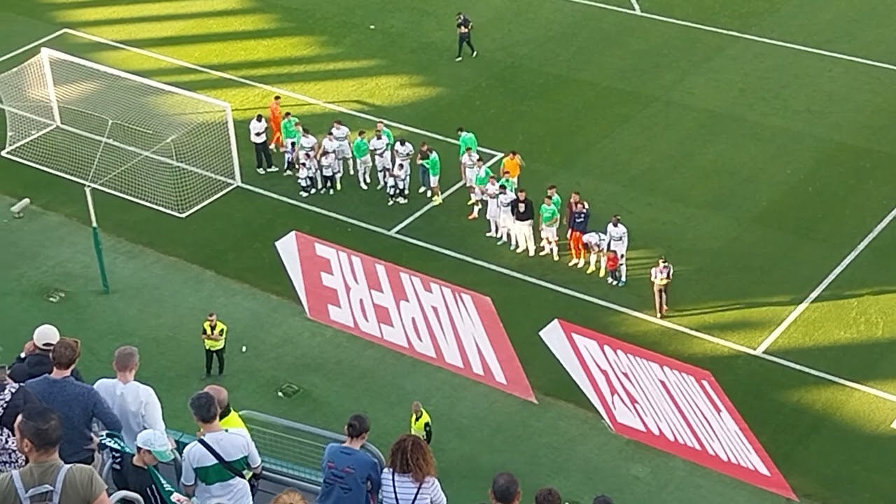 Elche VS Cádiz el equipo celebra la victoria con su afición 2-1 ⚽️ 👏👏👏