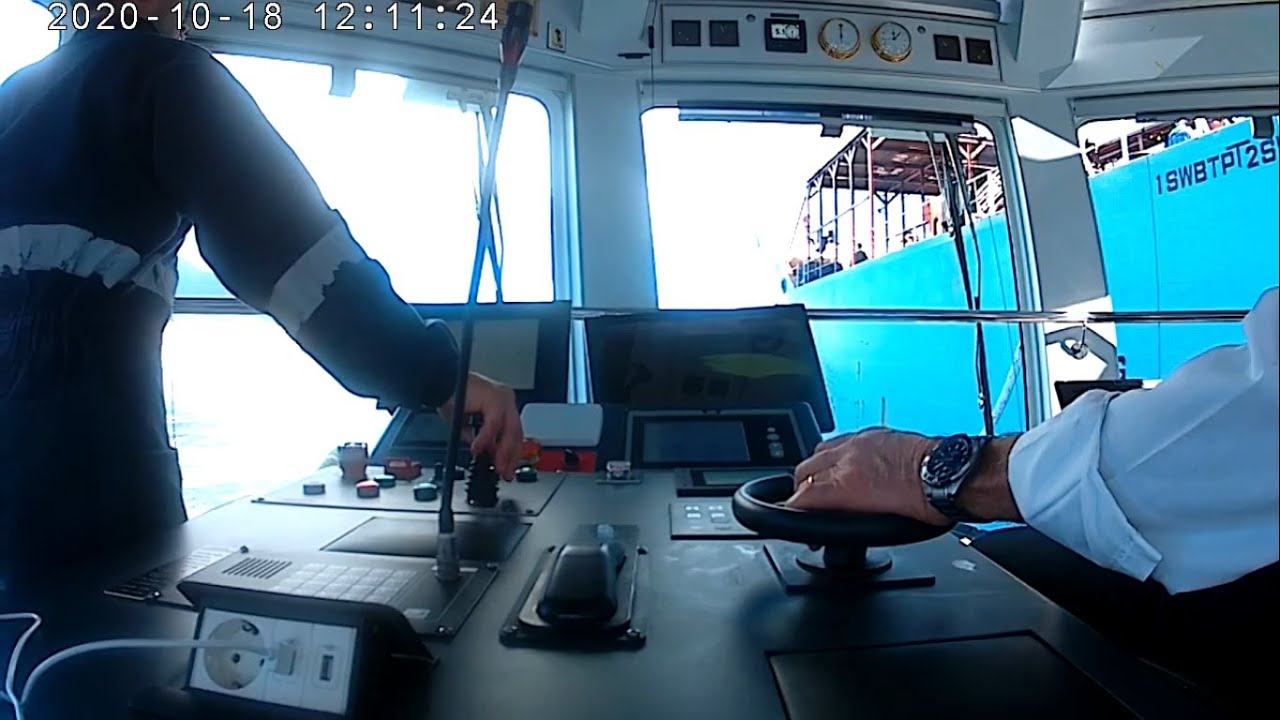 ORMEGGIO NAVE TORRE ANNUNZIATA, RIMORCHIATORE. TUG BOAT BERT TANKER SHIP ASMR