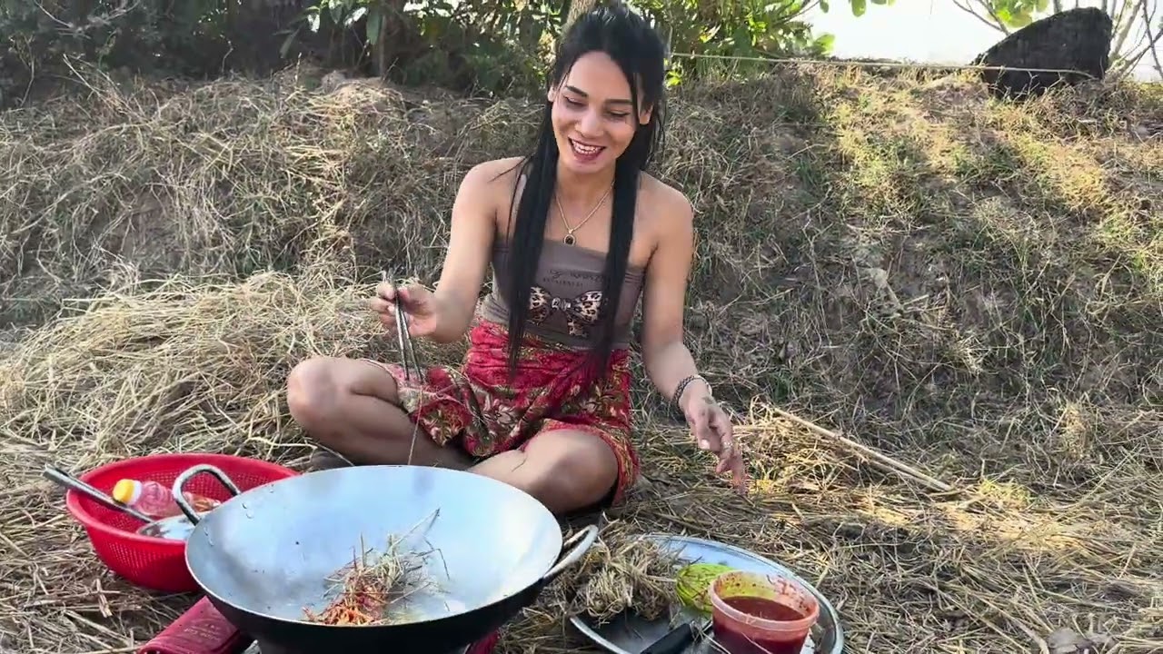 ញាំចំបើងទឹកត្រីកោះកុង Eating Koh Kong fish sauce with straw