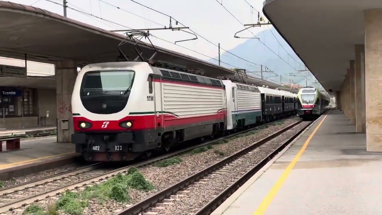 Parata di Orient express in transito alla stazione di Trento sulla linea del Brennero