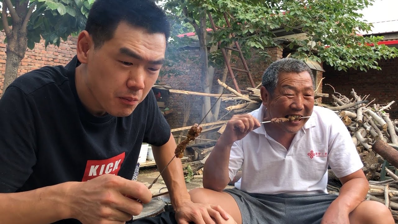 阿远烤牛肉串吃，先腌后烤，吃起来汁多肉嫩，大伯最爱吃