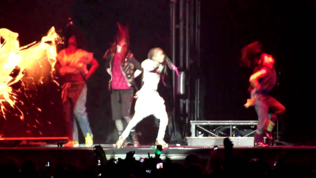 Whip My Hair - Willow Smith LIVE (Birmingham NIA 5th March 2011) FULL HD