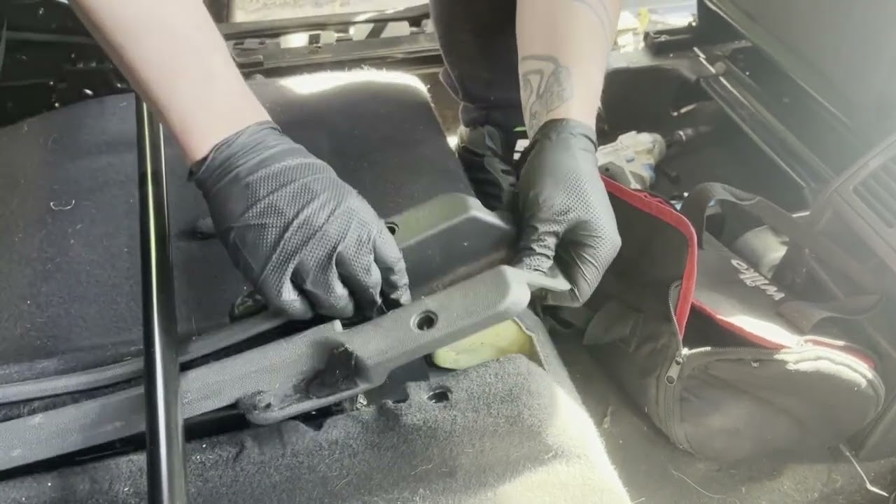 Project Zafira, Part 1, breaking Vauxhall Zafira B for parts, rear seats removal ( time lapse )