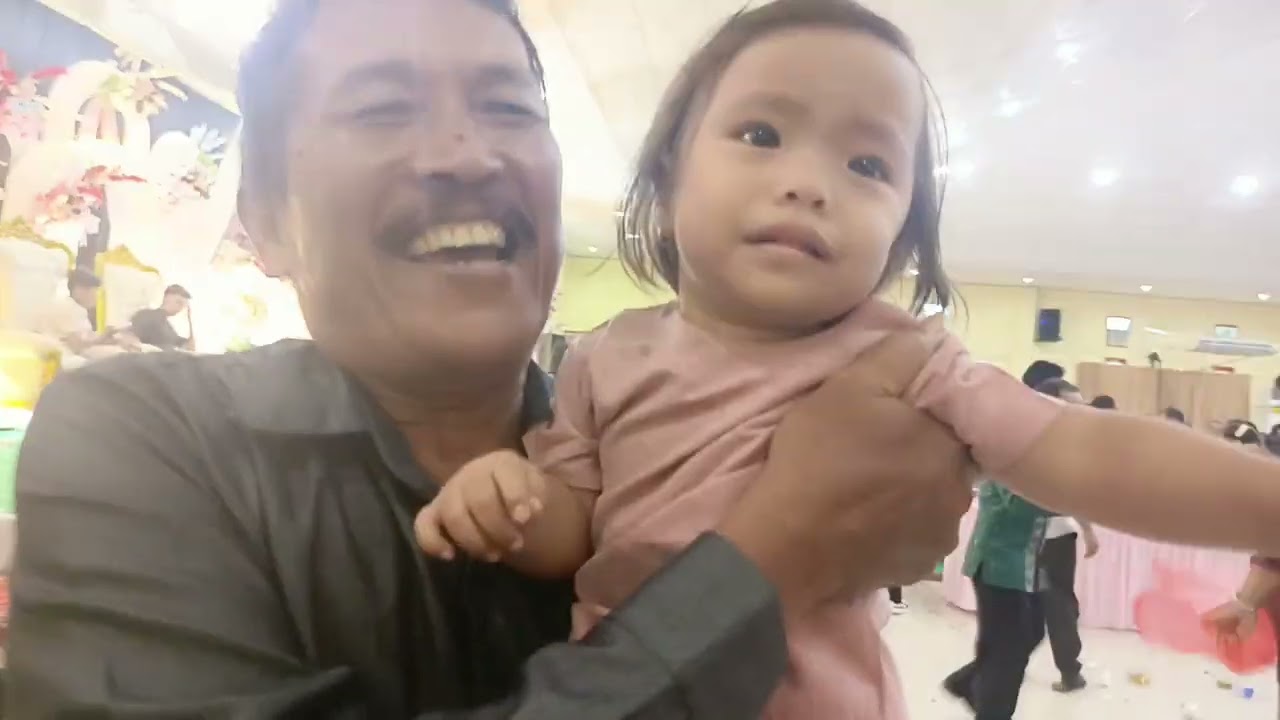 Jamila bintang filim India. Badia joget dipestabop weldin Sitanggang bersama 2 bidadari surga. Asik.