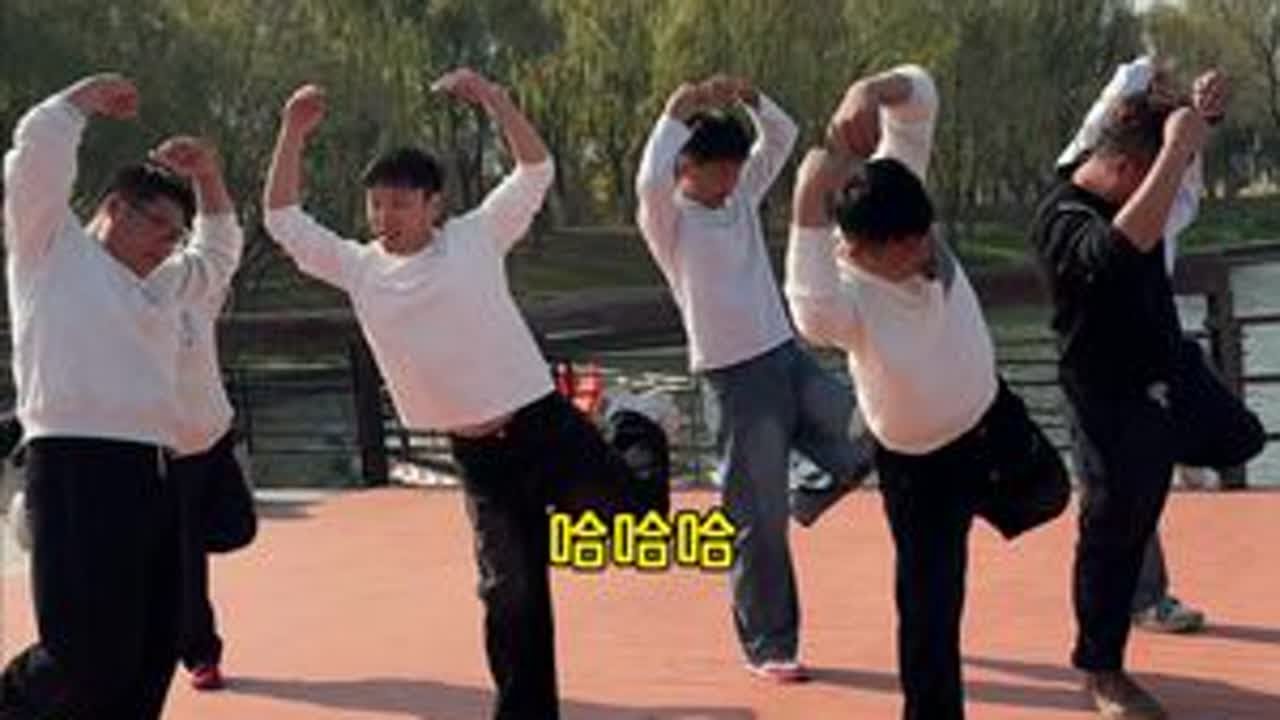 今天又是阳光明媚的一天，我们聚在一起去南湖排练舞蹈，大家觉得是男团练的好还是我们女团练的好？27号看我们成果哈#纪录美好生活 #舞蹈