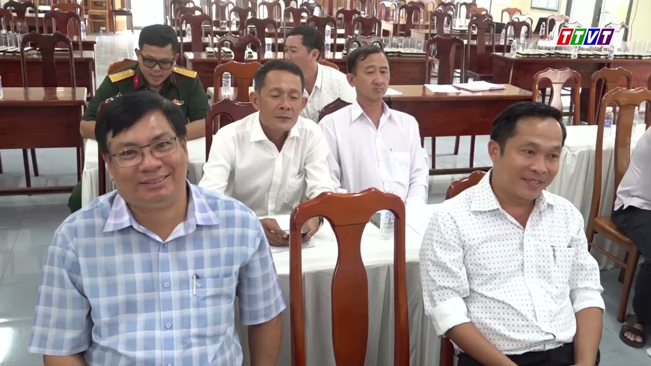 Ban Thường vụ Đảng ủy phường Vĩnh Tế trao quyết định công tác cán bộ