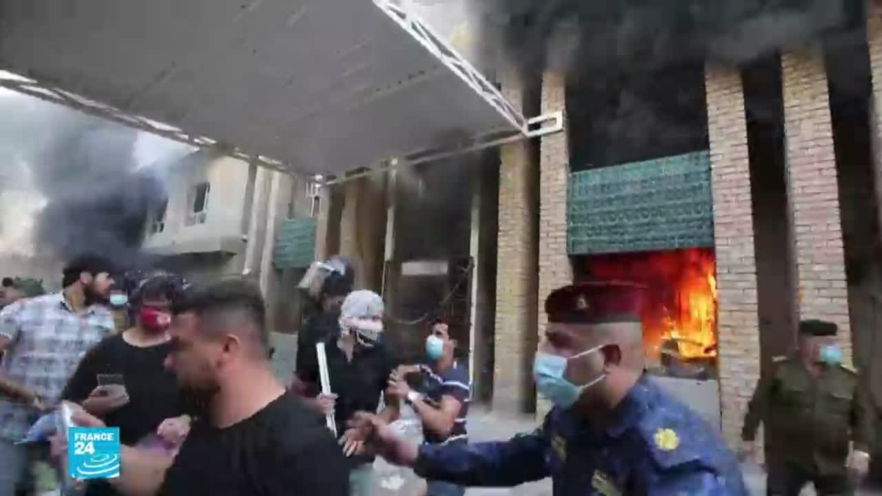 العراق: أنصار الحشد الشعبي يقتحمون مقر الحزب الديمقراطي الكردستاني في بغداد ويحرقونه