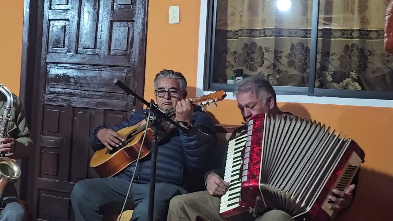 Interpretado por la agrupación Tumbuco. Pasillo: El Alma en los Labios. Autor: Medardo Ángel Silva. 