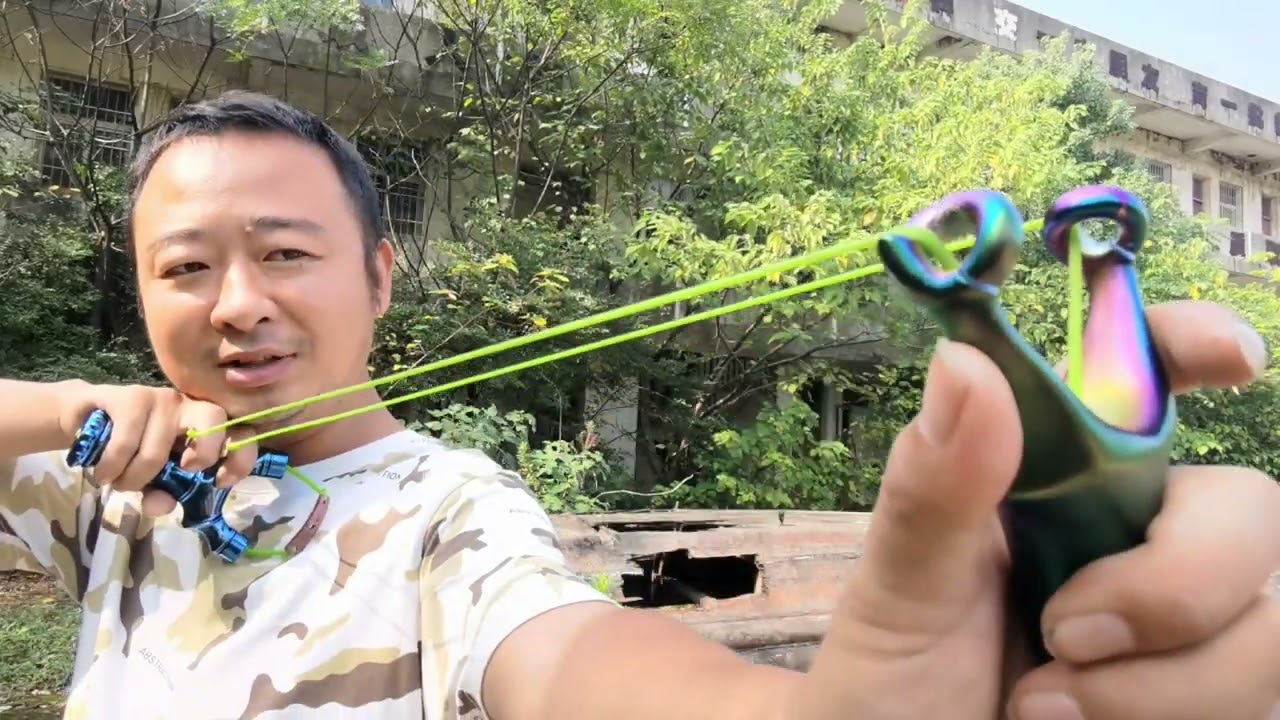 两款可怕的速射弹弓比拼，狂蟒之怒还是四季春