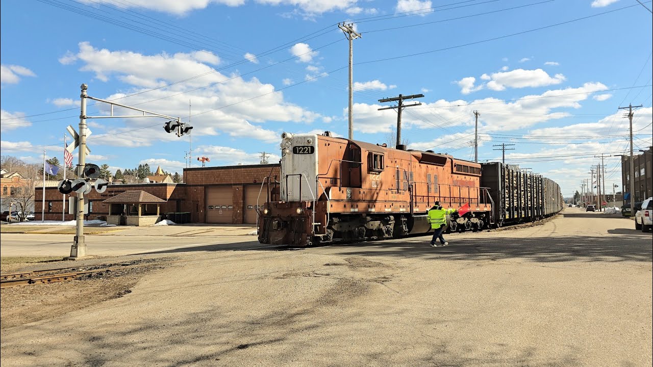 Chasing A Vintage SD9 Loco Running Light, Pulls Full Pulp Cars Off! #trains #trainhorn #trainvideo