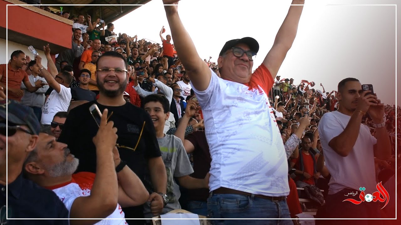 ادريس الروخ يتفاعل مع هدف النادي المكناسي بمدرجات الملعب الشرفي لمكناس