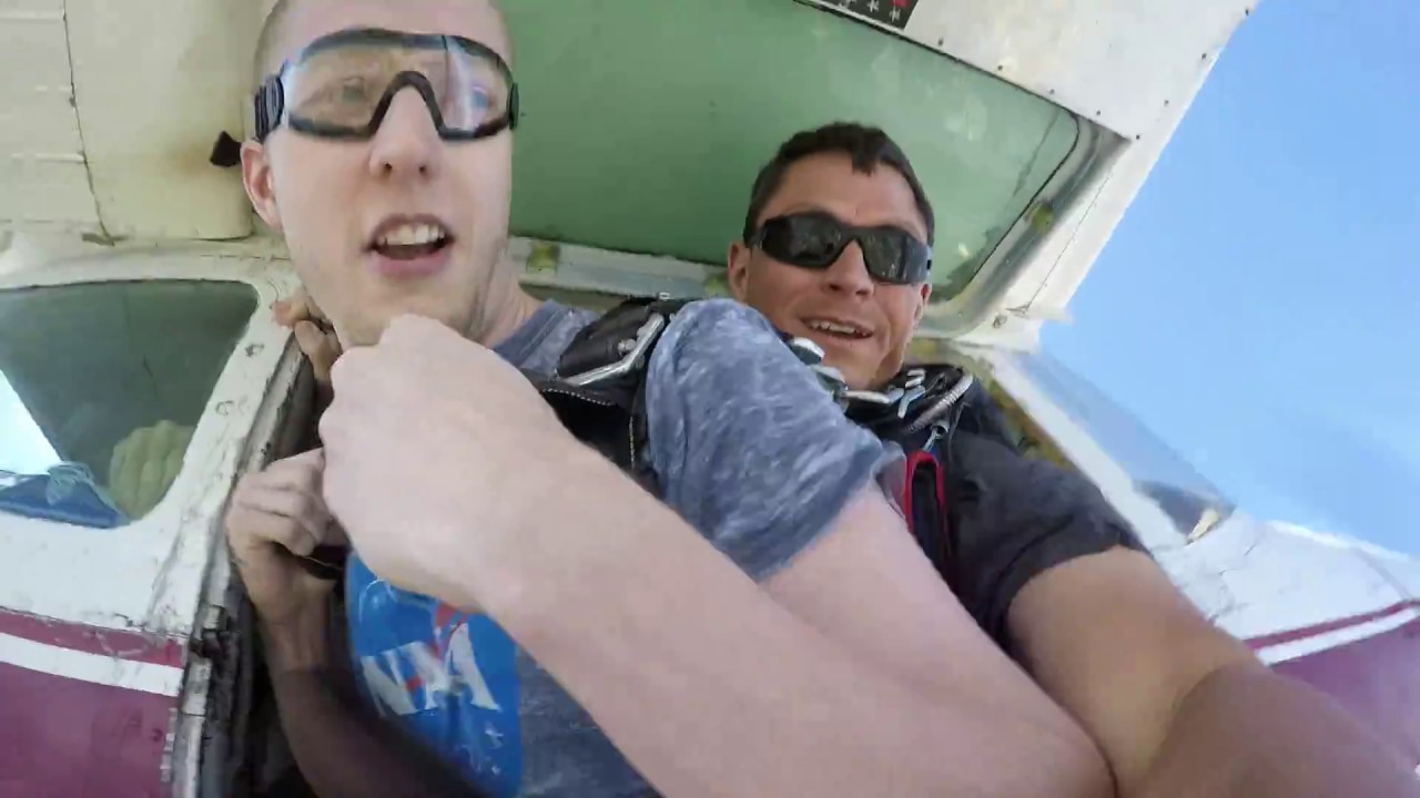 Skydiving chute fails mid-flight