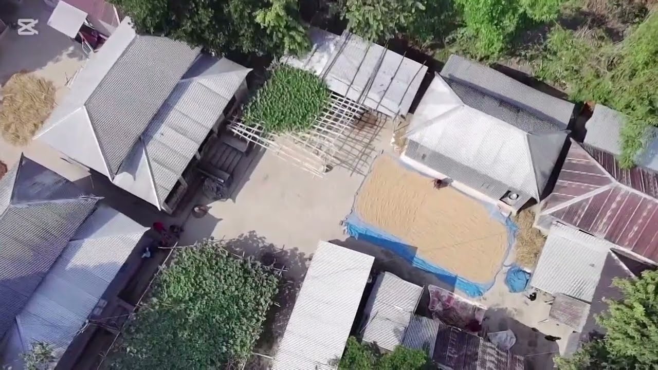 গ্রাম বাংলার ঐতিহ্যবাহী ঘরবাড়ি।