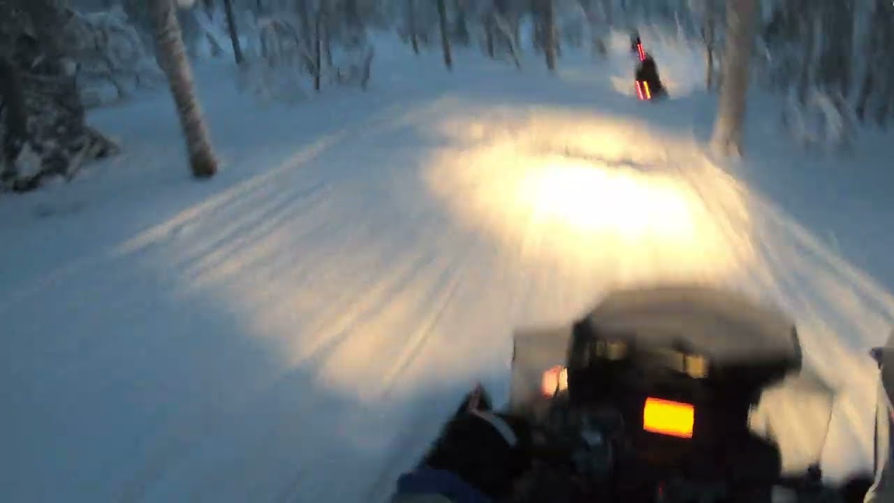 Moottorikelkalla Levin huipulle                         Sledding to the top of Levi Finland Lapland
