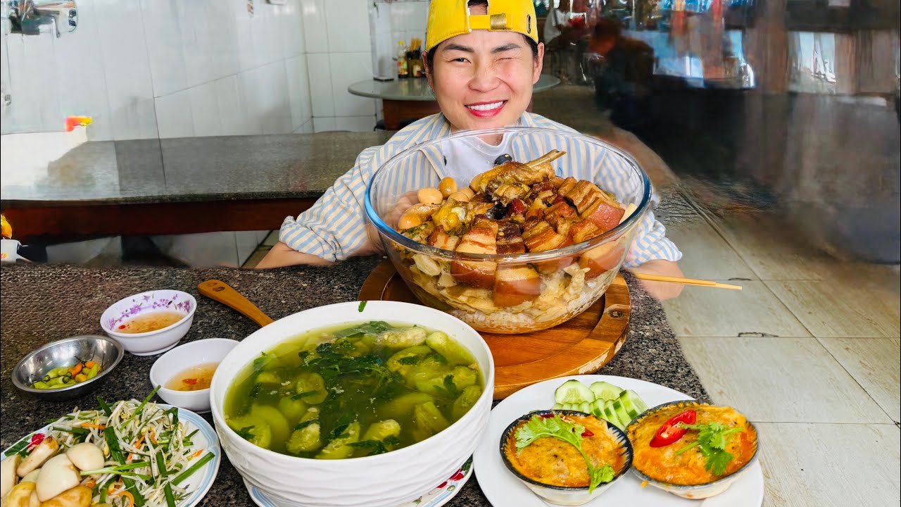 NGA SUMO CHƠI LỚN VỚI DĨA CƠM KHIẾN MỌI NGƯỜI HOANG MANG TẠI QUÁN CƠM CÓ THÂM NIÊN 3 ĐỜI
