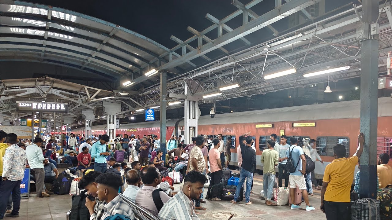 indian express in mumbai railway station coming live sosablog #railway #shorts