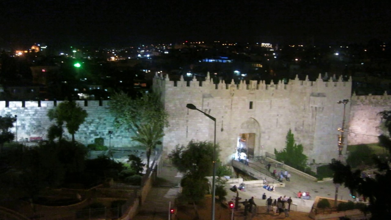 Paulushaus auf das Damaskustor bei Nacht