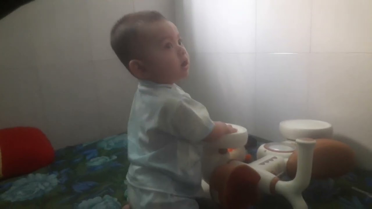 Gia Phát làm đủ trò trên đời 
