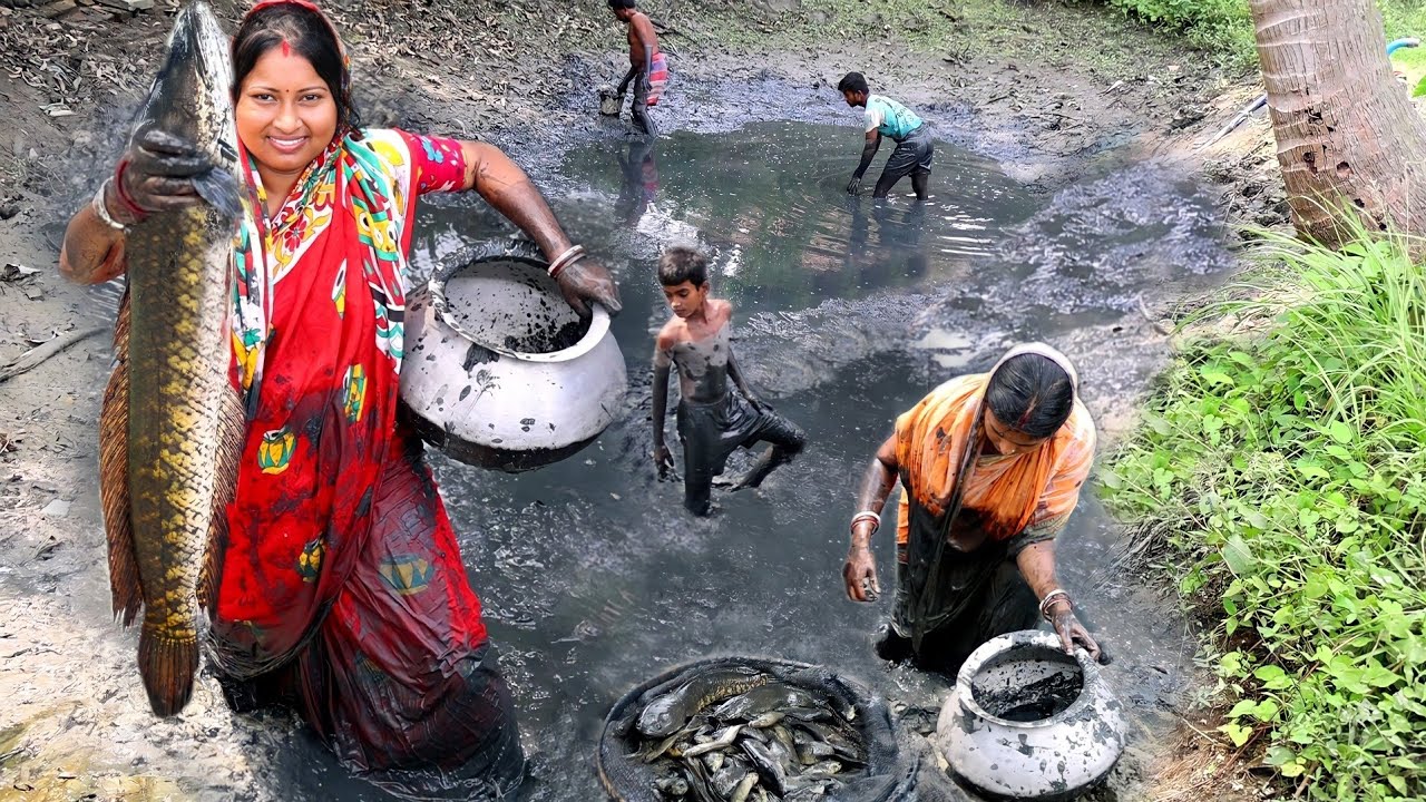 পুকুরে কাদায় নেমে মাছ ধরে রান্না করলাম কৈমাছের ভর্তা আর মহা শোলমাছের রেসিপি||fish curry recipe