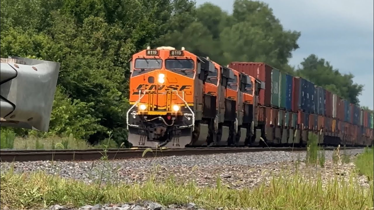BNSF Stack train powering west! BNSF Transcon: Marceline sub..7/17/25
