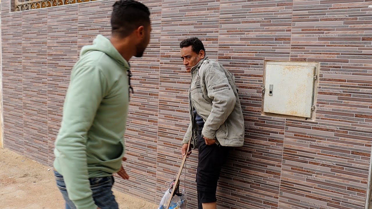 رجل يعطف على واحد ظن انه متسول : وبعدها يكتشف شيء لايصدق