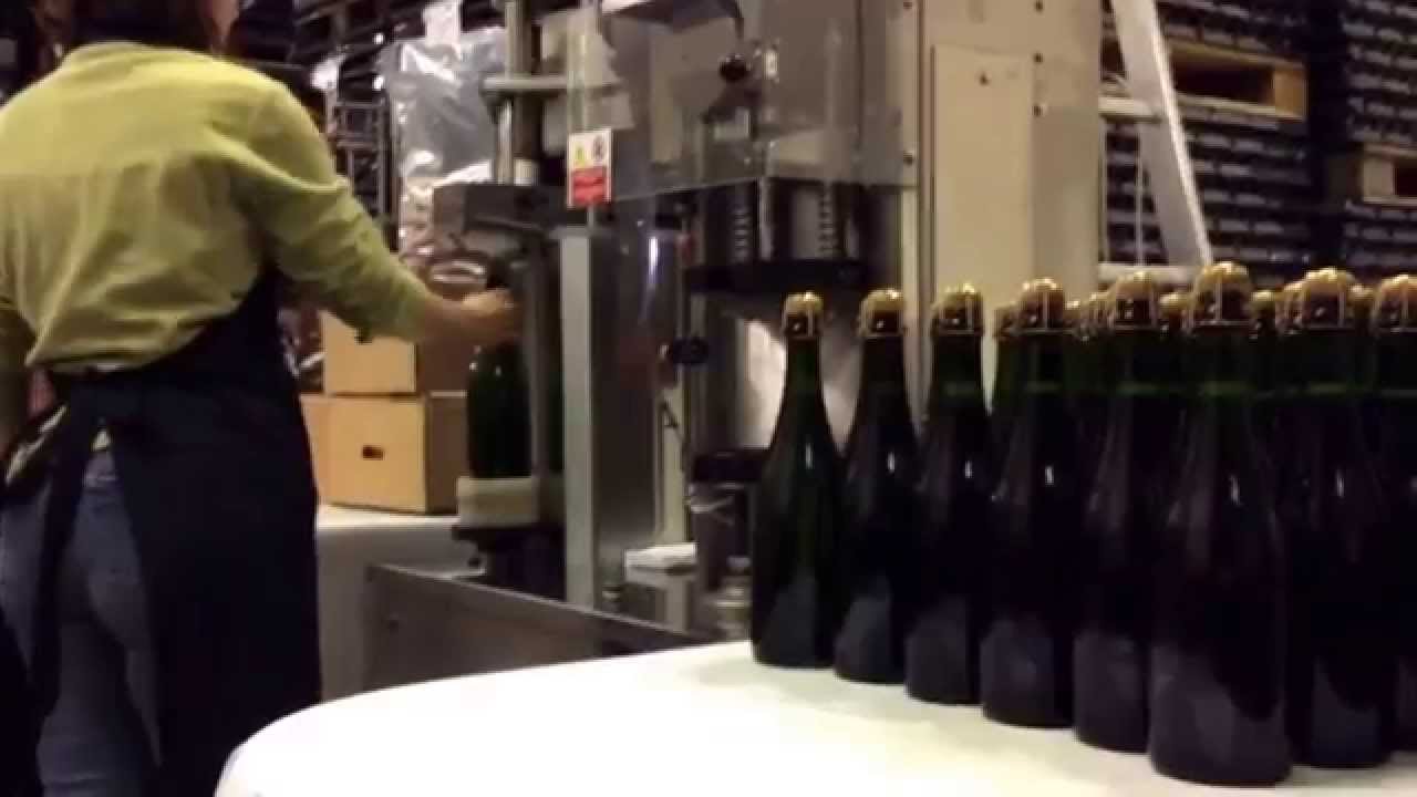 Sboccatura a mano per il Trentodoc Letrari