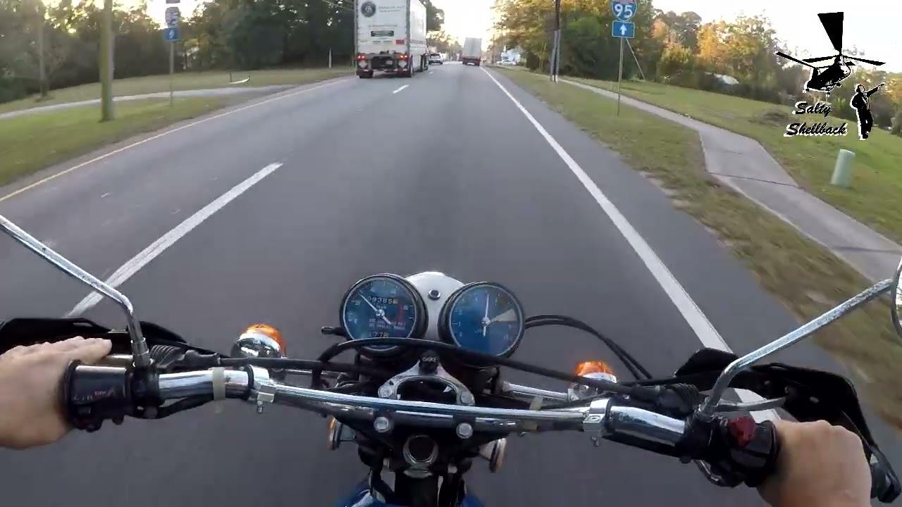 Чистый цилиндр мотоцикла Honda XL350 1974 года выпуска с защитным экраном от этанола.