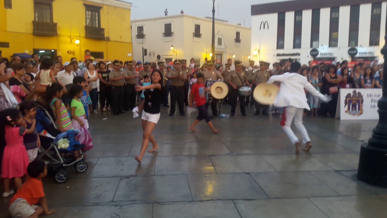 Kiara Bravo Plaza de Armas Trujillo 2017 marinera 