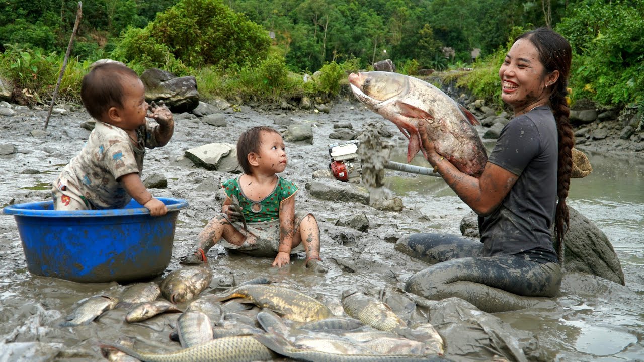 How to catch giant fish in the mud during the rainy season with your children