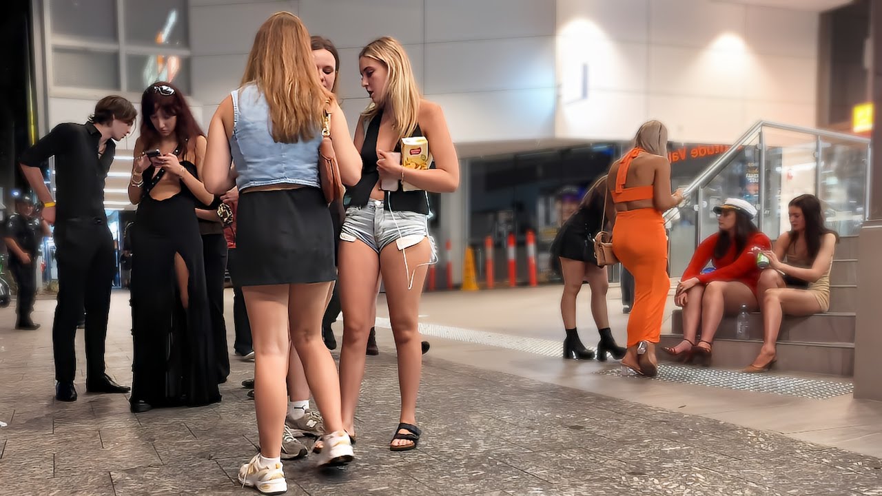 Walking tour of Fortitude Valley - Brisbane's nightlcub district - Australian nightlife