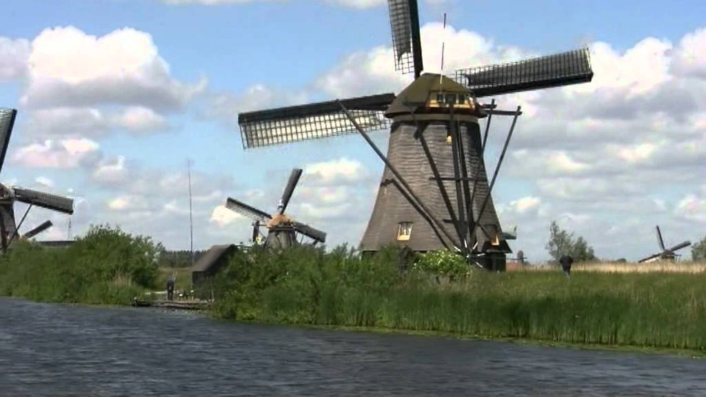 Folklore en molens in kinderdijk  windmills of holland