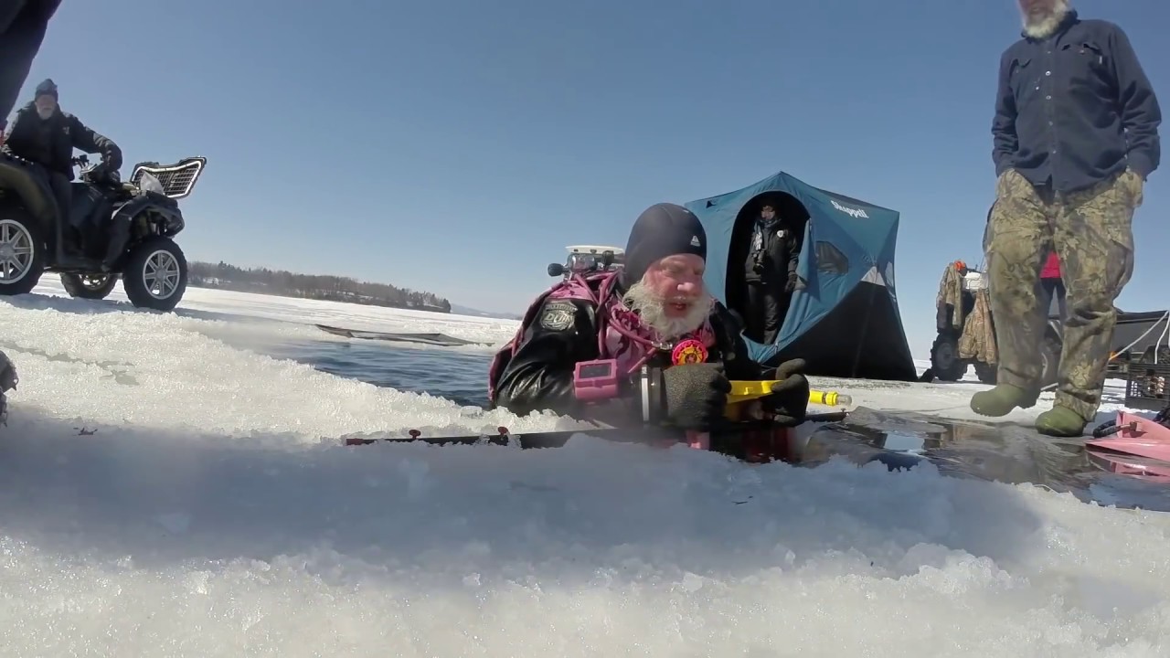 Ice Diving on the wreck of U.S. La Vallee (Lake Champlain)