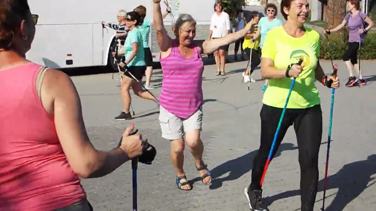 A Nordic Walking Alapok Jerusalema táncot jár Abaújszántón 2021-ben, végén flash mob