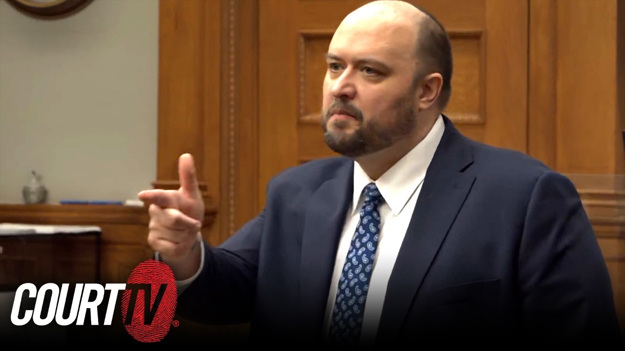 Адвоката выгнали из зала суда за то, что он &laquo;наставил пистолет&raquo; на прокурора