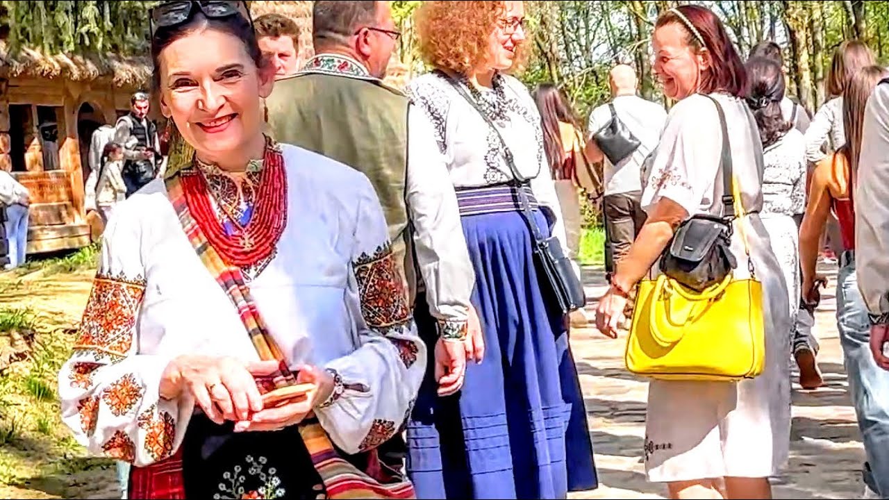 Жіночий український етно-костюм. Львів Шевченківський гай. 