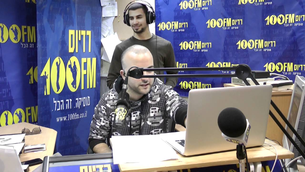 עידן חביב - מחכה לייב 100FM - מספר למה כל השירים שלו עצובים!