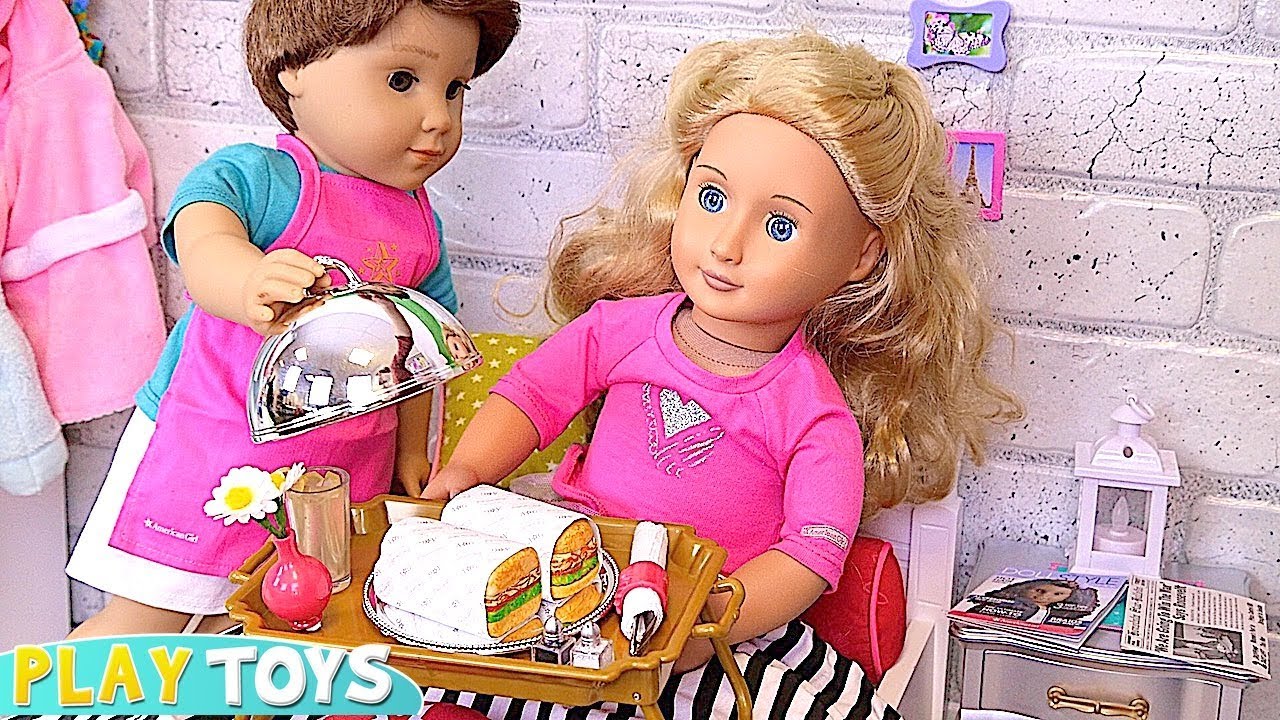 Baby Dolls breakfast in bed! Play Toys family routine!