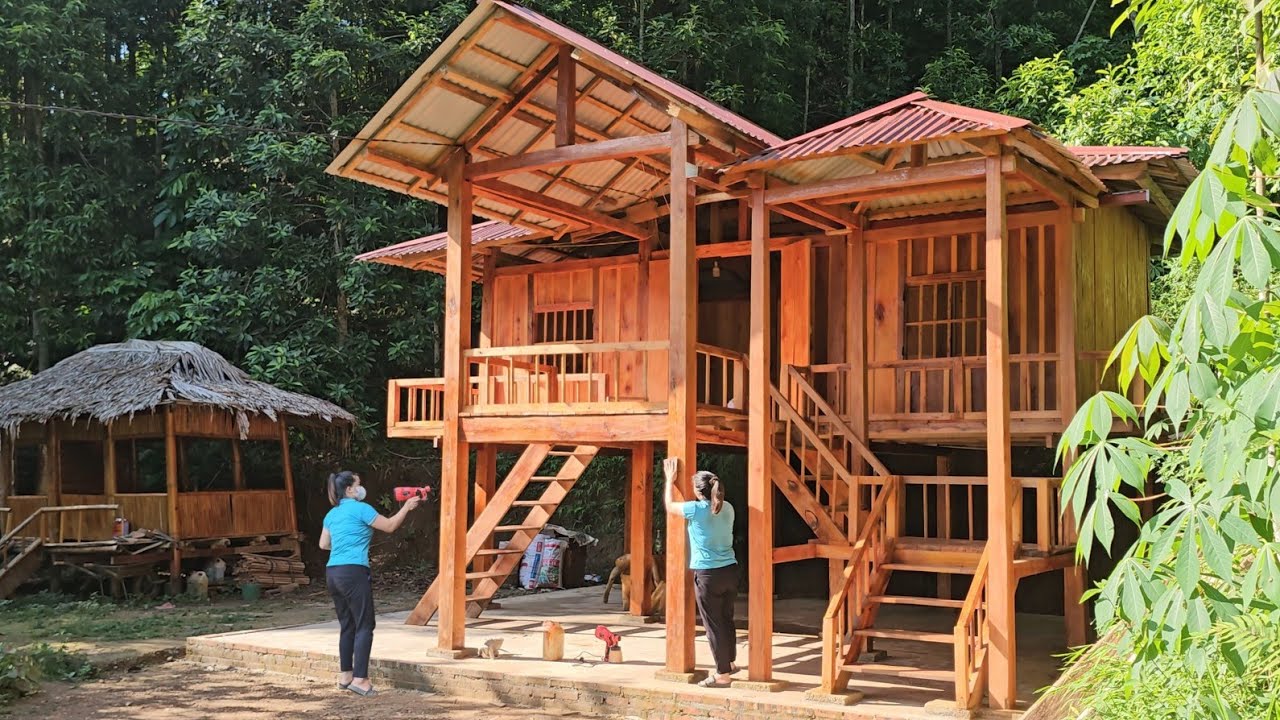 The girl built a wooden house, sprayed two coats of finishing paint and polish the wooden boards