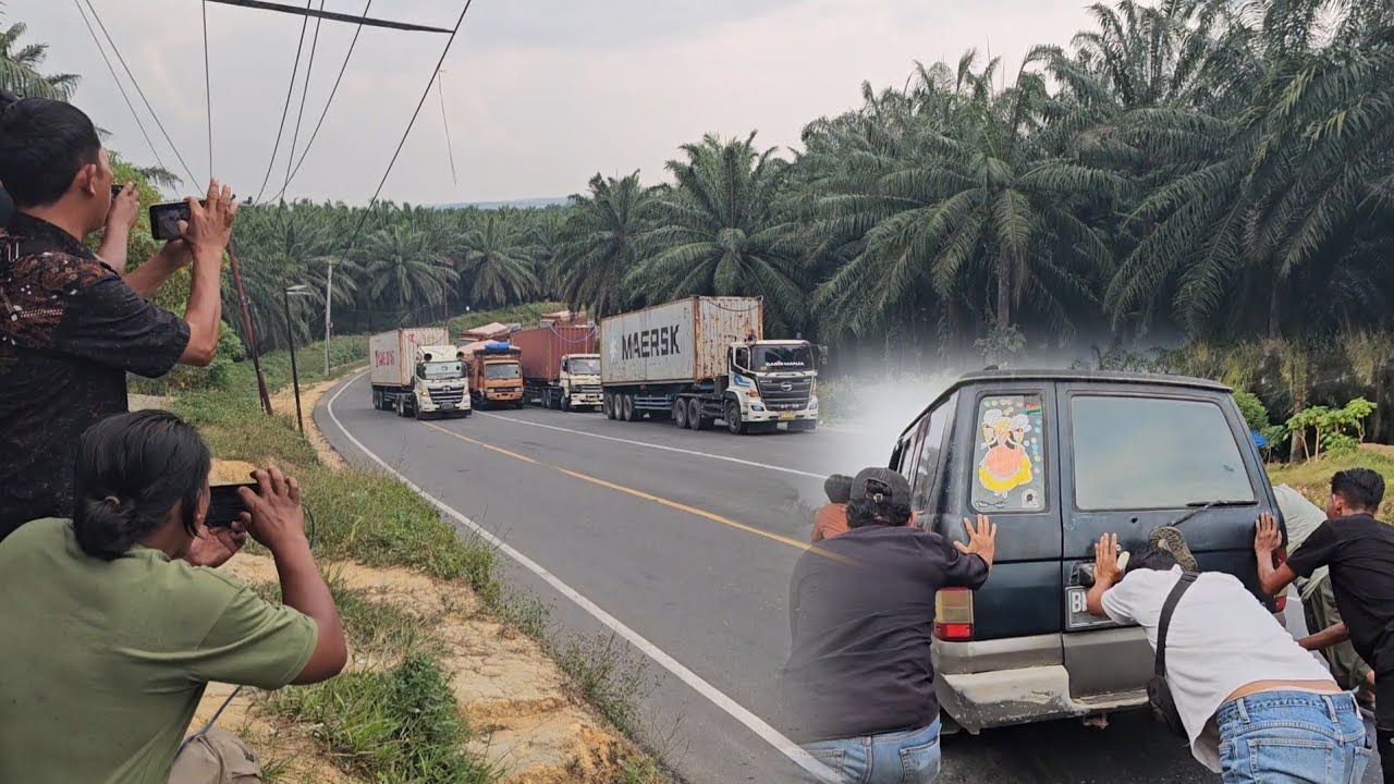 Detik Detik Mobil Tidak Kuat Menanjak Di Bukit Kodok.Truck Trailer Balap,Mobil Dorong Rame Rame.