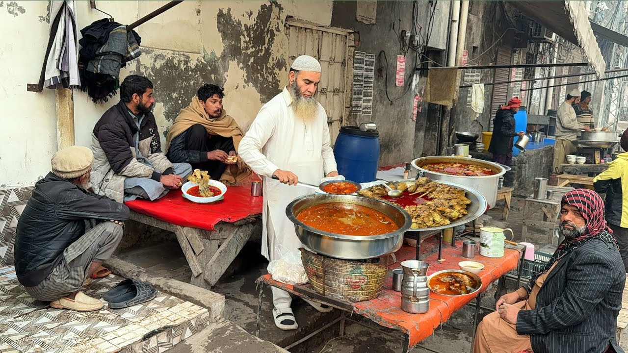 ONLY RS 50/- 🤫 SPECIAL WINTER DESI BREAKFAST ON ROAD SIDE | SIR PAYE | CHANAY | PAKISTAN STREET FOOD