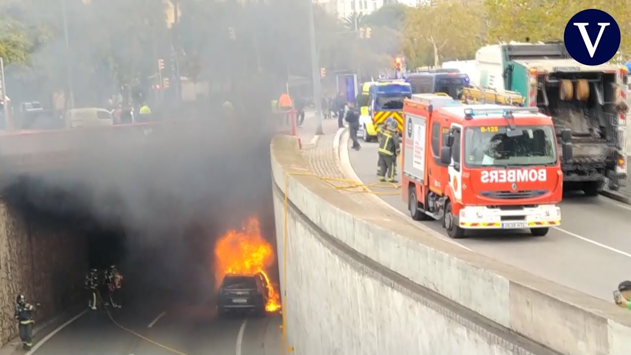 Un coche se incendia en la Ronda Litoral y deja seis intoxicados en Barcelona