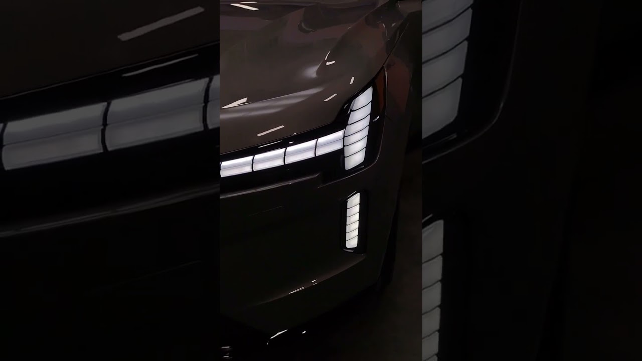 Headlights on the 2024 Volvo EX90