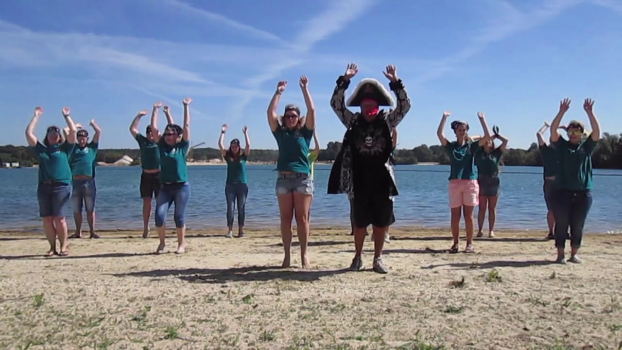 Piratentanz mit Willi Girmes und dem Betreuerteam der Ferienfreizeit des Gocher Jugendrotkreuz
