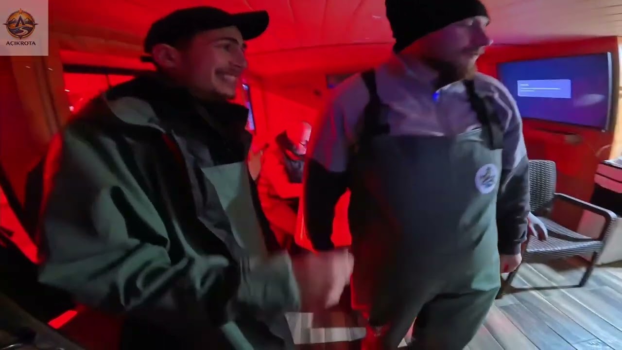 Bu Hamsiler Sizin Sofranıza Nasıl Geliyor? | Ege’de Gece Balıkçılığı 🌊🐟